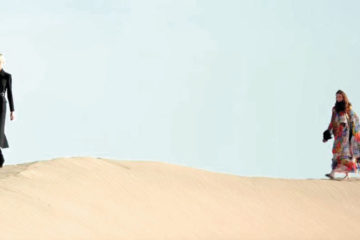 عارضات «سان لوران» في الصحراء.. بالفستان والكعب العالي