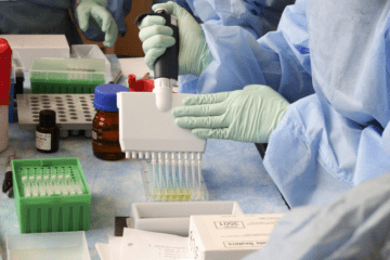 فرنسا: انخفاض حاد بأعداد الإصابات اليومية بفيروس كورونا مع تسجيل 3063 حالة